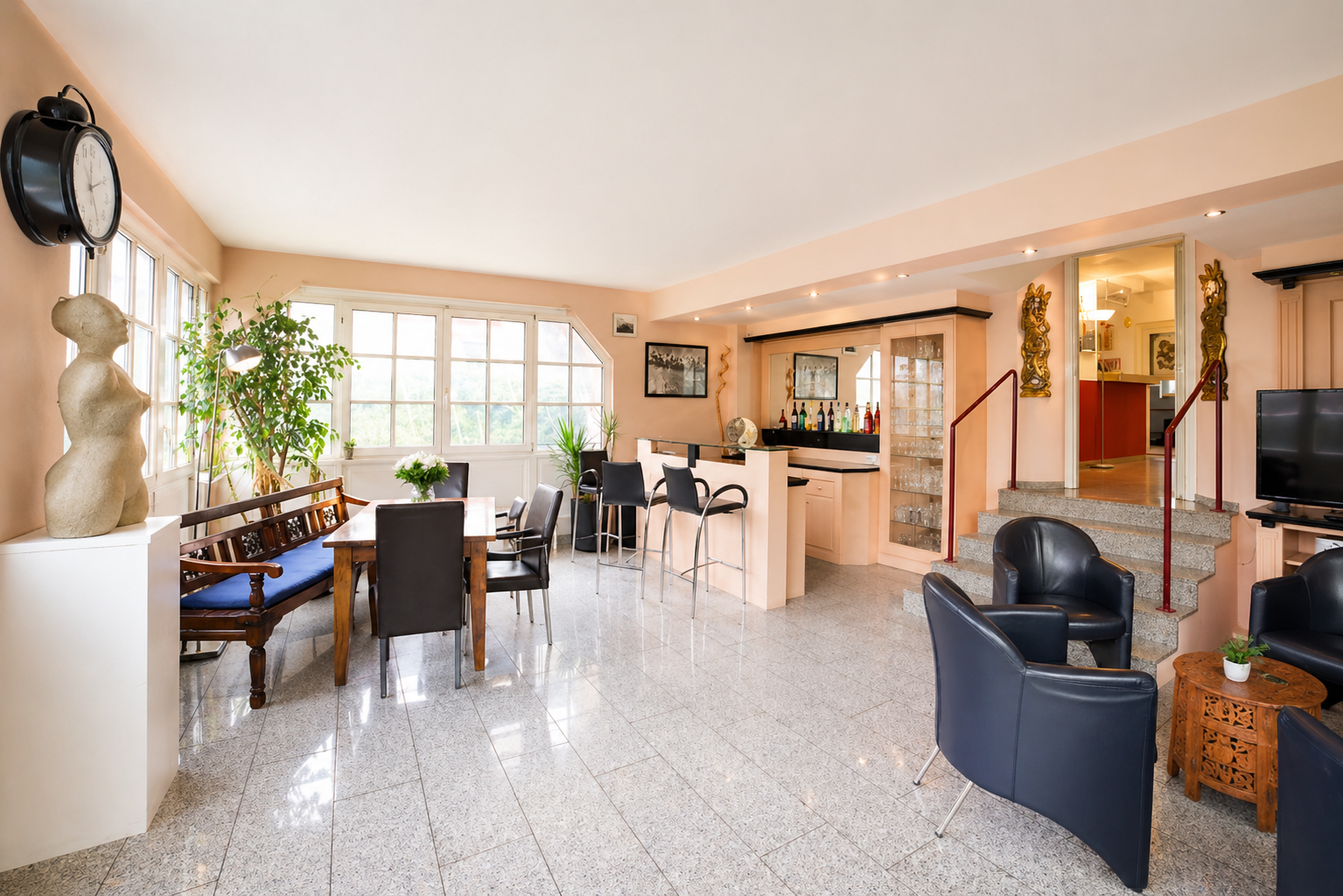 Einladende Lounge und Bar des Hotels